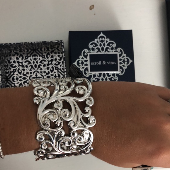 Scroll and vine bracelet - Picture 2 of 2